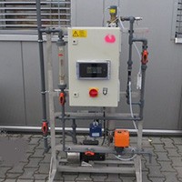 Urządzenie do dezynfekcji i kontroli jakości wody w systemach klimatyzacji, wentylacji, wody obiegowej czy też chłodniczej